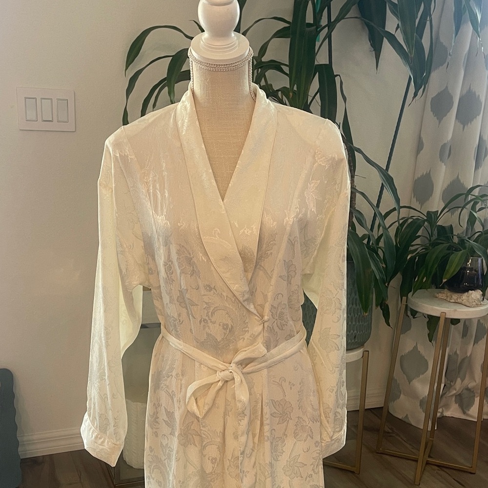 Victoria’s Secret Elegant Cream Floral Women's Robe